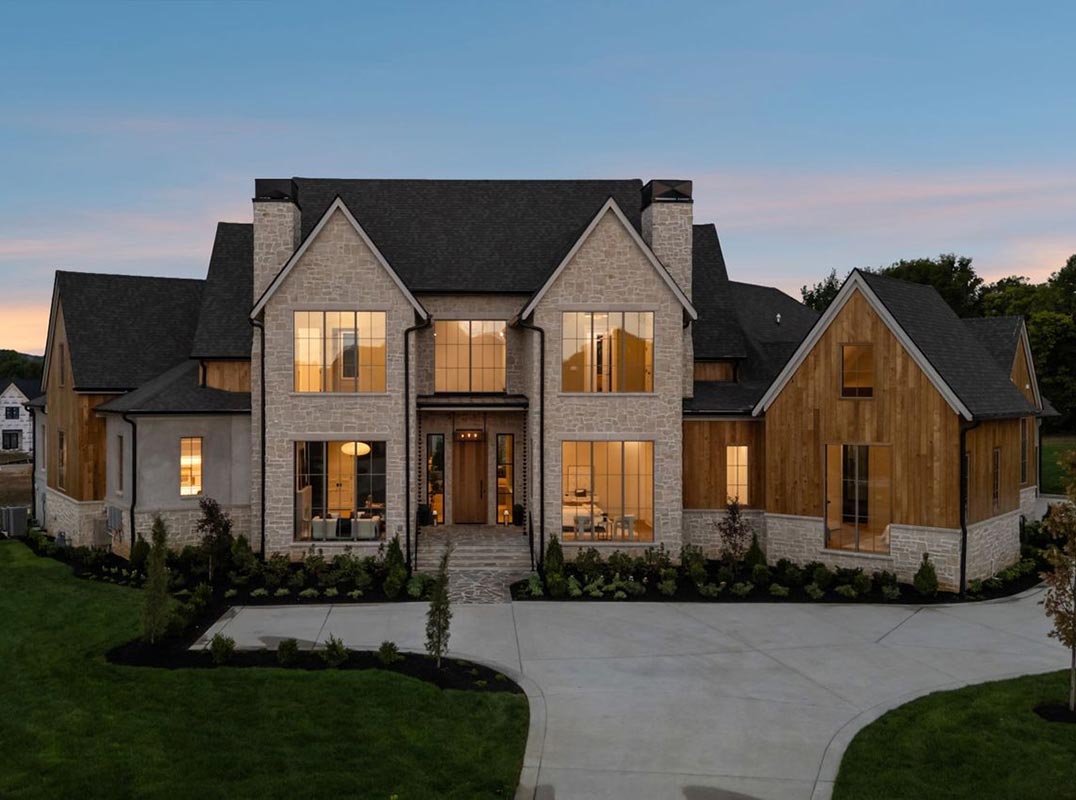 Your Dream Home Awaits – Pool and Greenhouse Included! 
